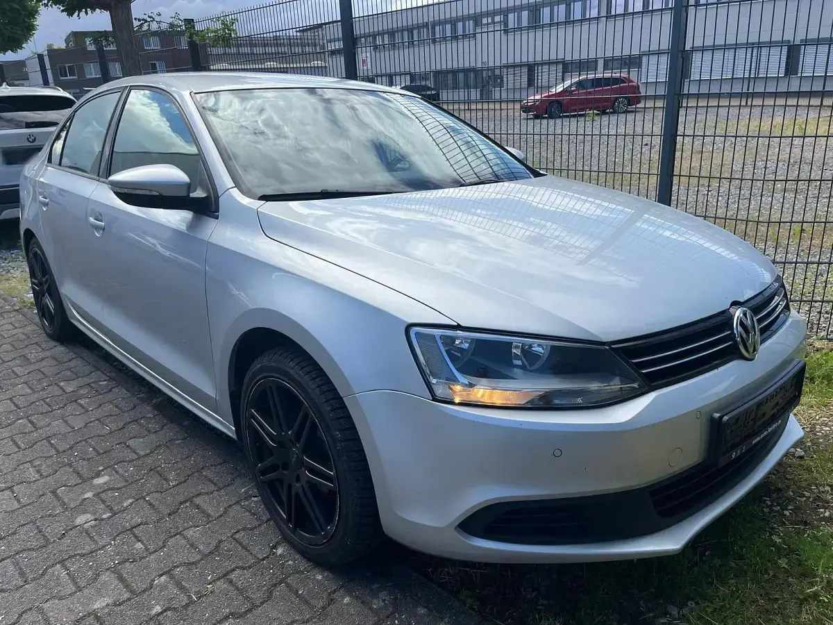 Gebraucht VW Jetta 105 PS (77 kW) 2011 Silber Limousine