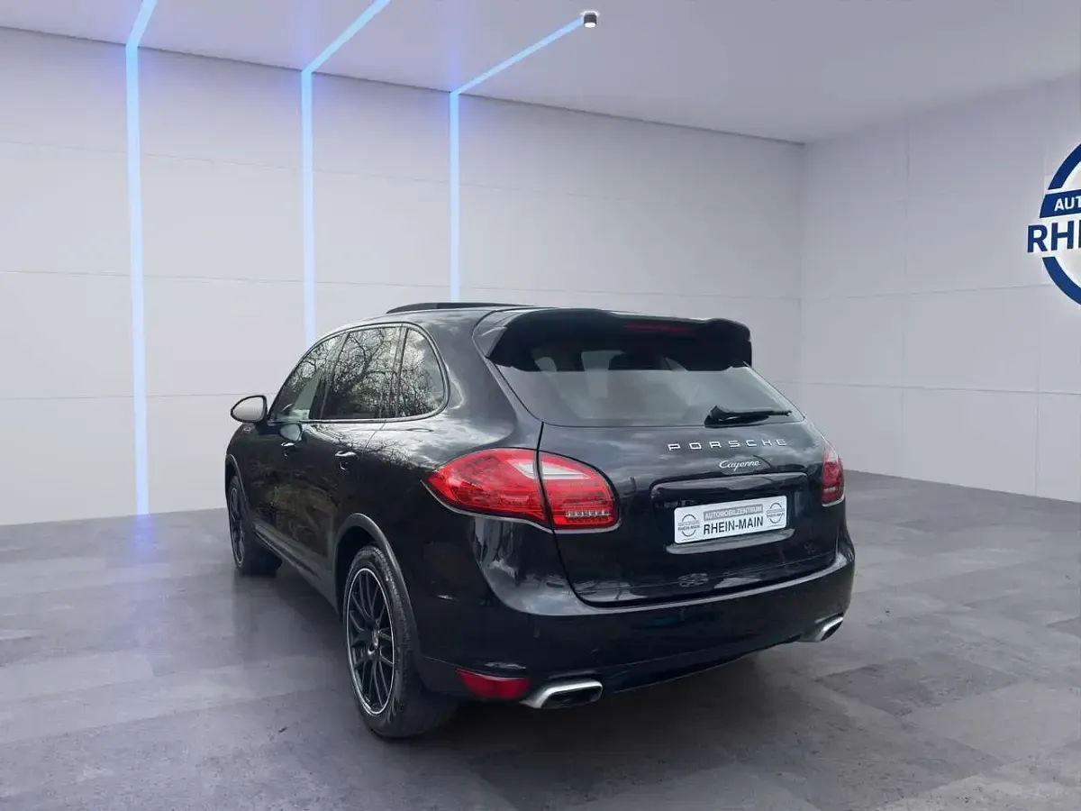 Gebraucht Porsche Cayenne 239 PS (175 kW) 2011 Tiefschwarzmetallic SUV
