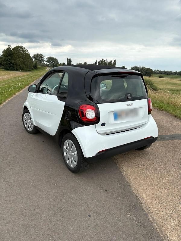 Weiß Gebraucht 2020 Smart ForTwo Electric Drive Kleinwagen | 8.000 € (Guter Preis) - Bild 1/4