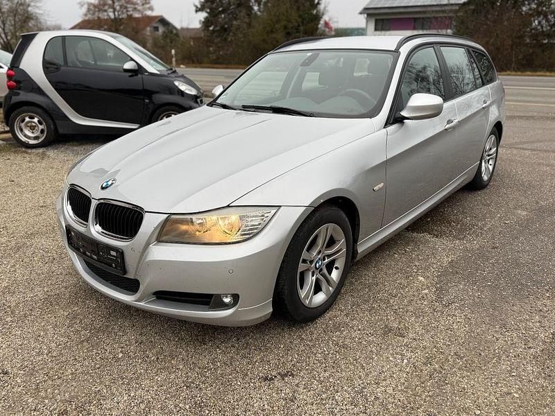 Silber Gebraucht 2012 BMW 318 Comfort Edition Kombi | 5.500 € (Superpreis) - Bild 1/4