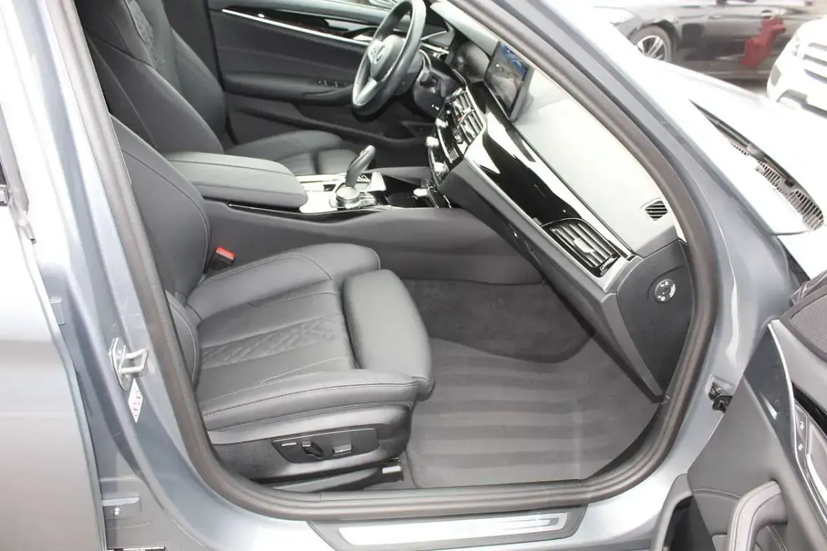 Gebraucht BMW 530 286 PS (210 kW) 2023 Skyscraper grau metallic Kombi