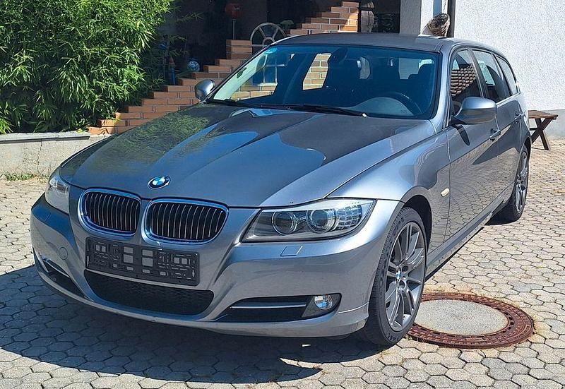 Grau Gebraucht 2010 BMW 325 Lifestyle Kombi | 10.750 € - Bild 1/4
