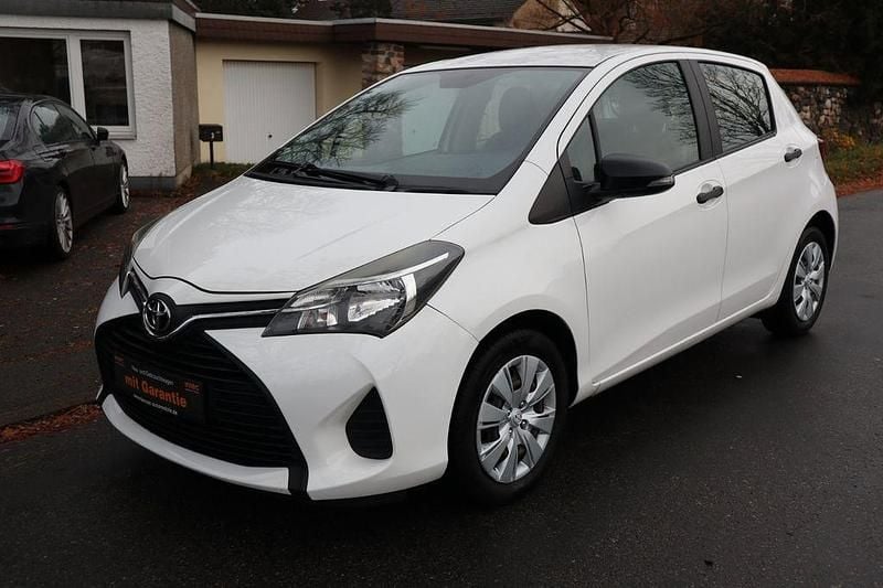 Gebraucht Toyota Yaris Basis 69 PS (50 kW) 2015 Weiß Kleinwagen