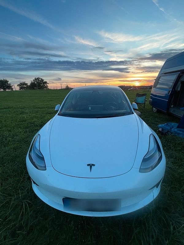 Weiß Gebraucht 2021 Tesla Model 3 Limousine | 22.800 € (Guter Preis) - Bild 1/4