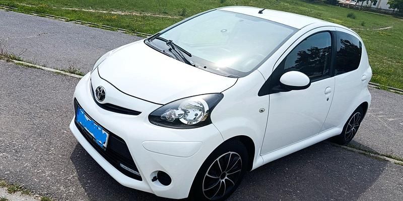 Weiß Gebraucht 2013 Toyota Aygo Kleinwagen | 4.200 € (Guter Preis) - Bild 1/4