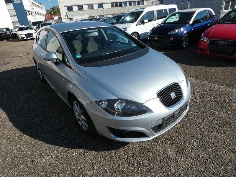 Silber Gebraucht 2011 Seat Leon Style Limousine | 3.390 € (Superpreis) - Bild 1/4