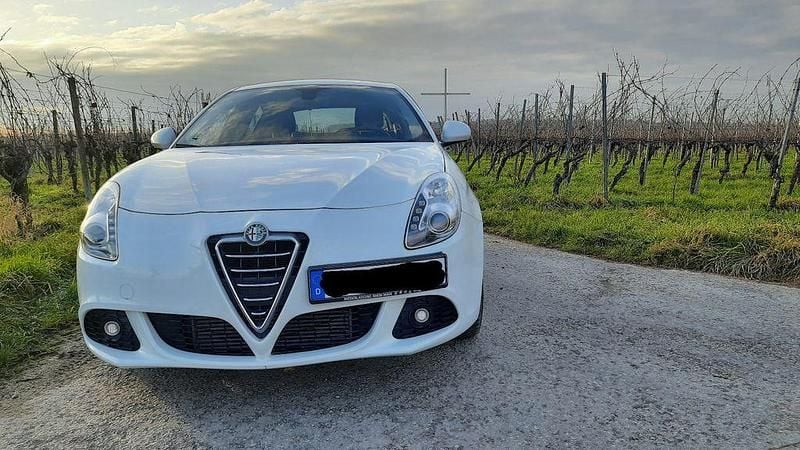 Weiß Gebraucht 2013 Alfa Romeo Giulietta Limousine | 9.000 € (Guter Preis) - Bild 1/4