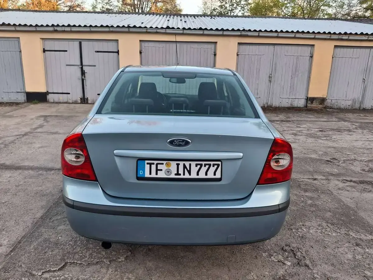 Używany Ford Focus Ghia 116 KM (85 kW) 2006 Niebieski Sedan/Limuzyna