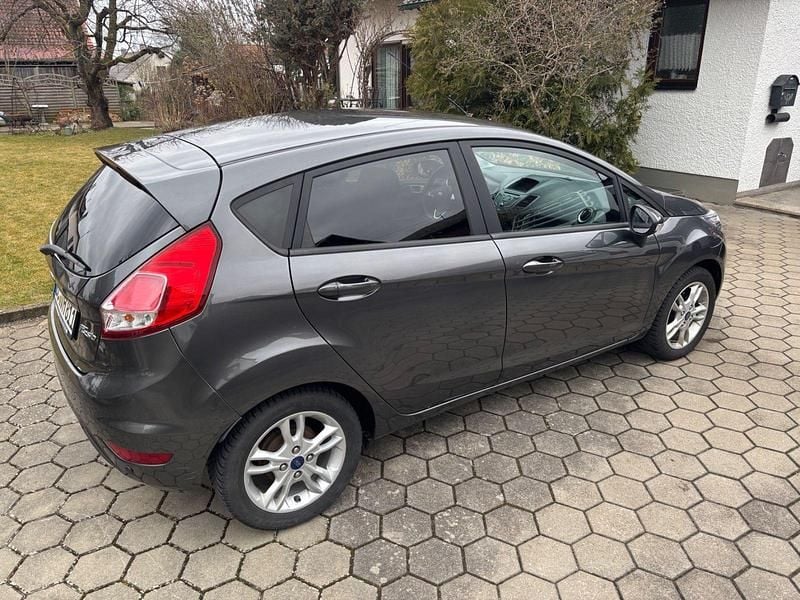 Gebraucht Ford Fiesta 101 PS (74 kW) 2016 Grau Kleinwagen