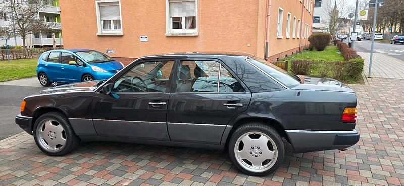 Gebraucht Mercedes E200 118 PS (86 kW) 1993 Schwarz Limousine