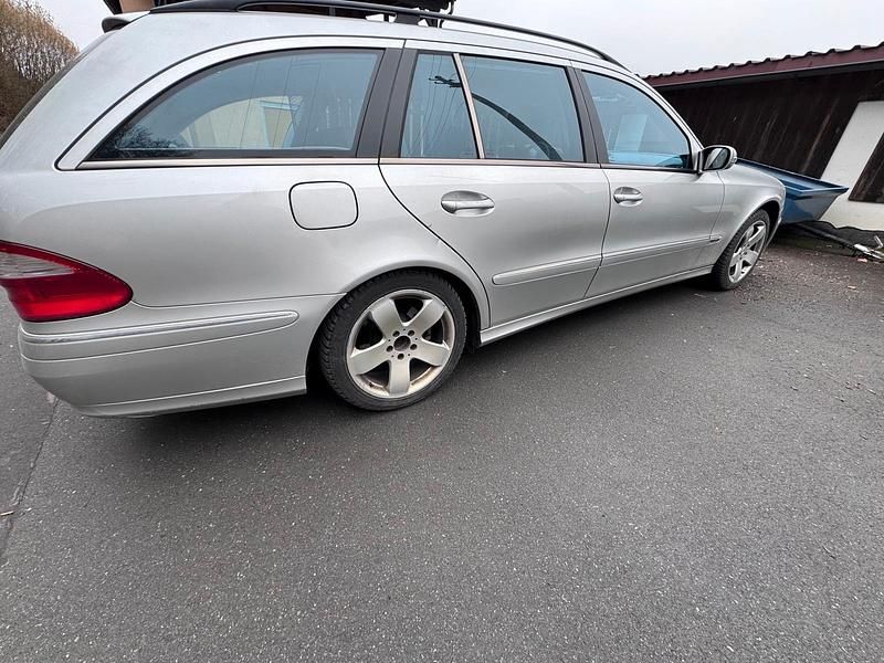 Gebraucht Mercedes E320 Avantgarde 204 PS (150 kW) 2003 Silber Kombi