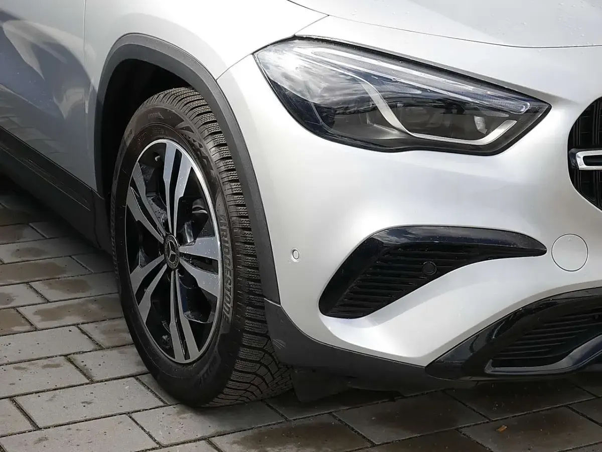 Gebraucht Mercedes GLA200 Progressive 163 PS (119 kW) 2024 Iridiumsilber SUV