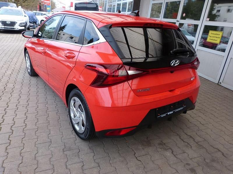Gebraucht Hyundai i20 Essential 101 PS (74 kW) 2020 Rot Kleinwagen