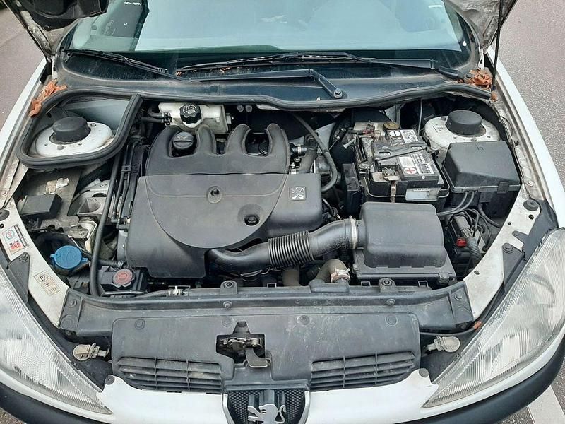 Gebraucht Peugeot 206 69 PS (50 kW) 2000 Weiß Limousine