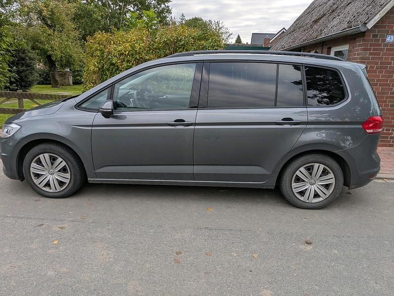 Grau Gebraucht 2018 VW Touran Trendline Van / Kleinbus | 14.150 € (Guter Preis) - Bild 1/4