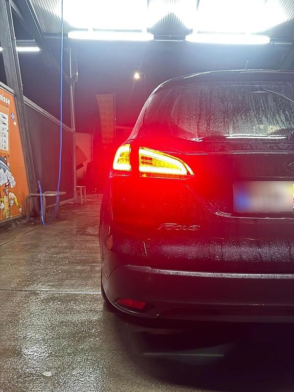 Gebraucht Ford Focus 95 PS (69 kW) 2016 Schwarz Kombi