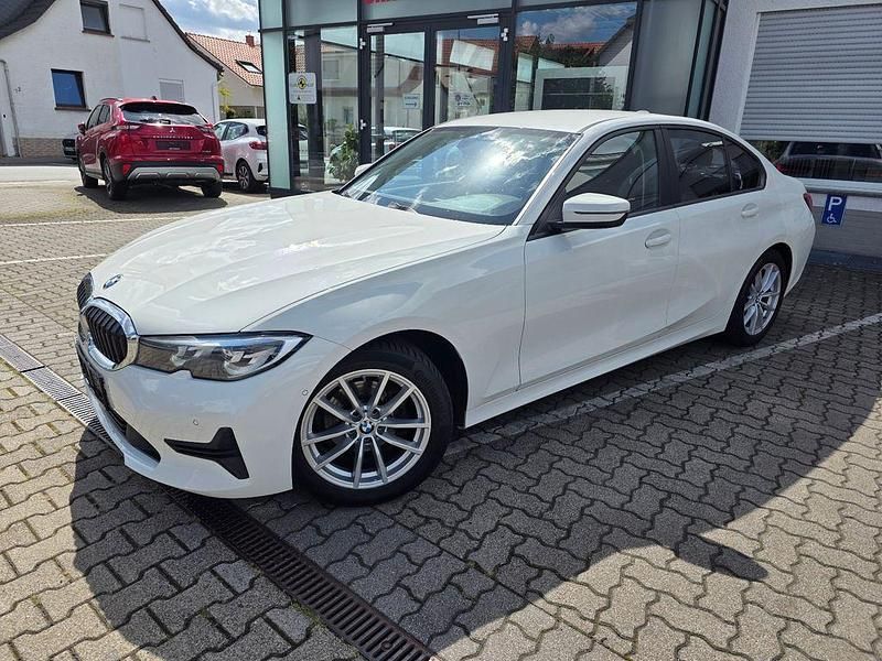 Weiß Gebraucht 2020 BMW 318 Advantage Limousine | 24.880 € (Etwas zu teuer) - Bild 1/4