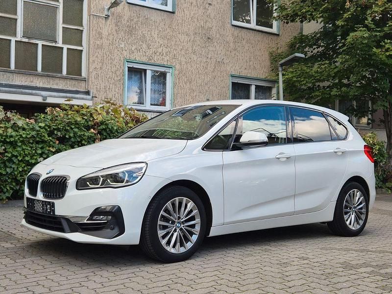 Weiß Gebraucht 2020 BMW 218 Active Tourer Luxury Line Van / Kleinbus | 17.900 € (Guter Preis) - Bild 1/4