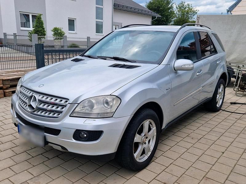 Grau Gebraucht 2005 Mercedes ML320 SUV | 3.999 € - Bild 1/4
