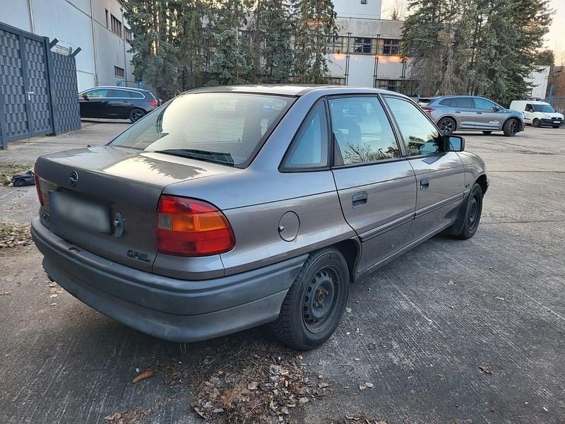 Second-hand Opel Astra 71 CP (52 kW) 1993 Gri Berlinǎ