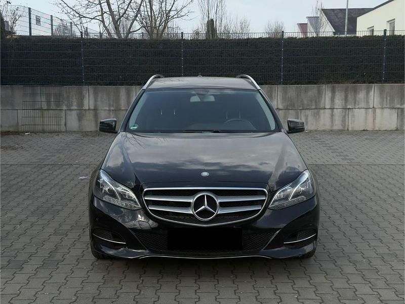 Gebraucht Mercedes E220 Elegance 170 PS (125 kW) 2015 Schwarz Limousine