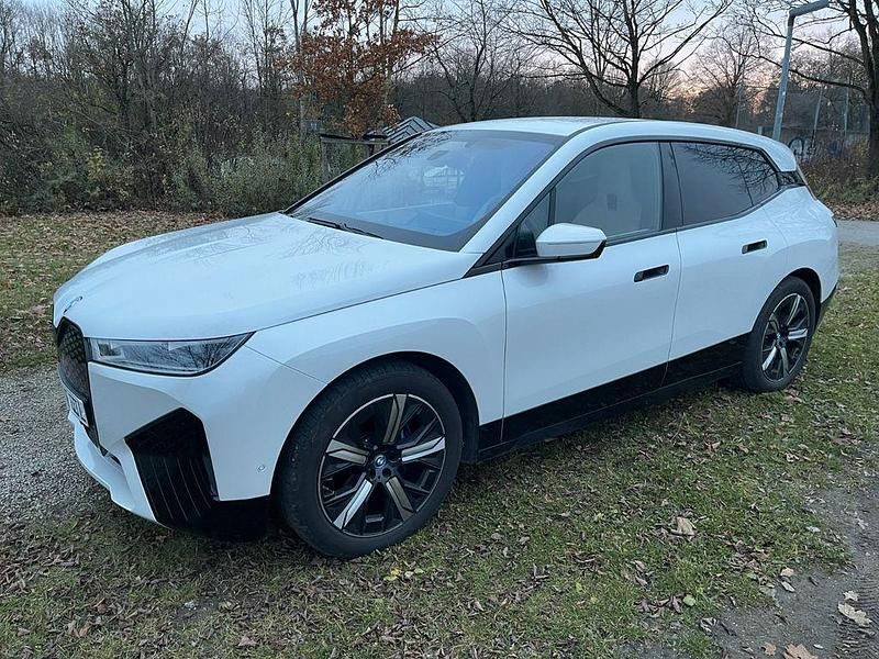 Weiß Gebraucht 2024 BMW iX Sport Line SUV | 56.800 € (Etwas zu teuer) - Bild 1/4