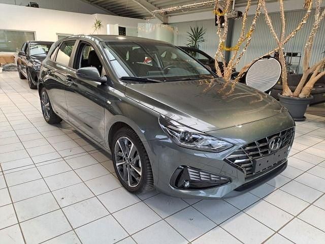 Grau Gebraucht 2022 Hyundai i30 Select Limousine | 17.280 € (Fairer Preis) - Bild 1/4
