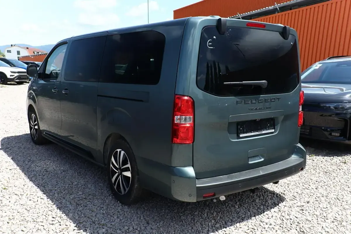 Neu Peugeot Traveller Allure 177 PS (130 kW) 2026 Kapari grün metallic Van / Kleinbus