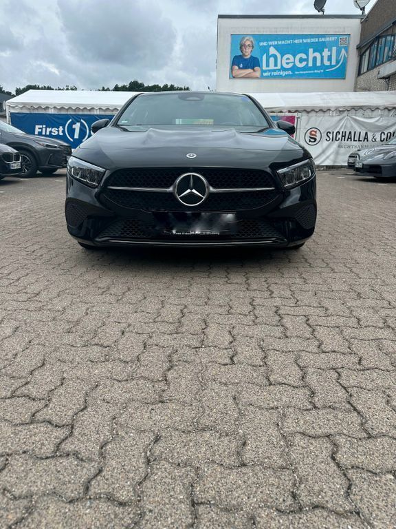Schwarz Gebraucht 2023 Mercedes 200 Limousine | 28.900 € - Bild 1/4