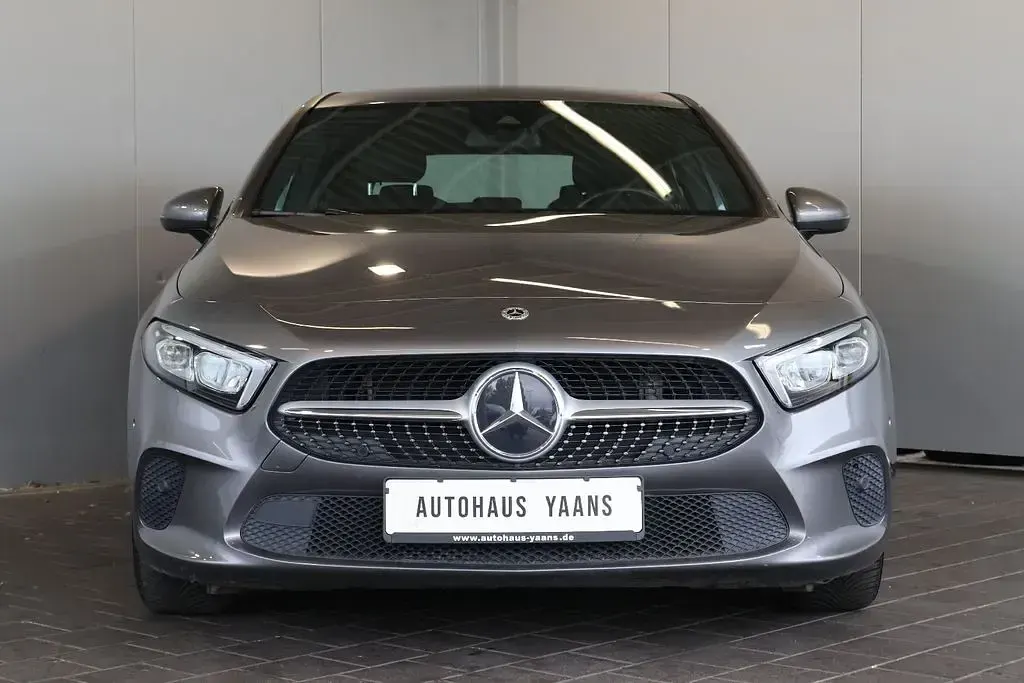 Gebraucht Mercedes A180 Progressive 136 PS (100 kW) 2022 Grau Limousine