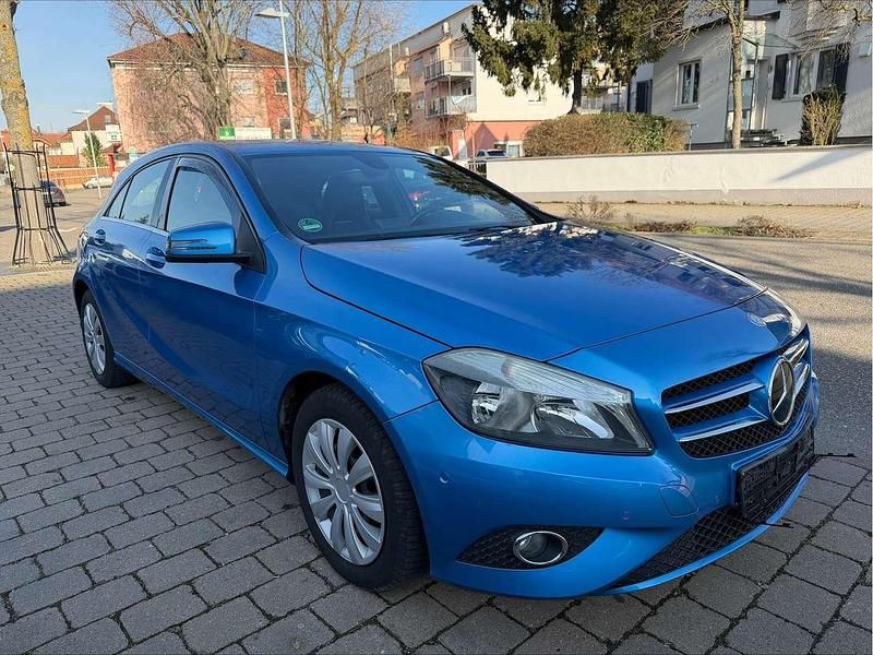 Gebraucht Mercedes A180 Style 122 PS (89 kW) 2012 Blau Limousine
