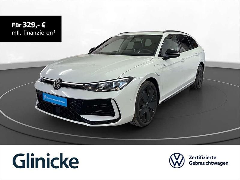 Weiß (oryxweiß perlmutteffekt) Gebraucht 2024 VW Passat R-line Kombi | 47.980 € (Fairer Preis) - Bild 1/3