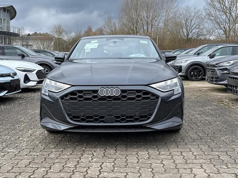 Neu Audi A3 Basis 150 PS (110 kW) 2025 Manhattangrau metallic Limousine