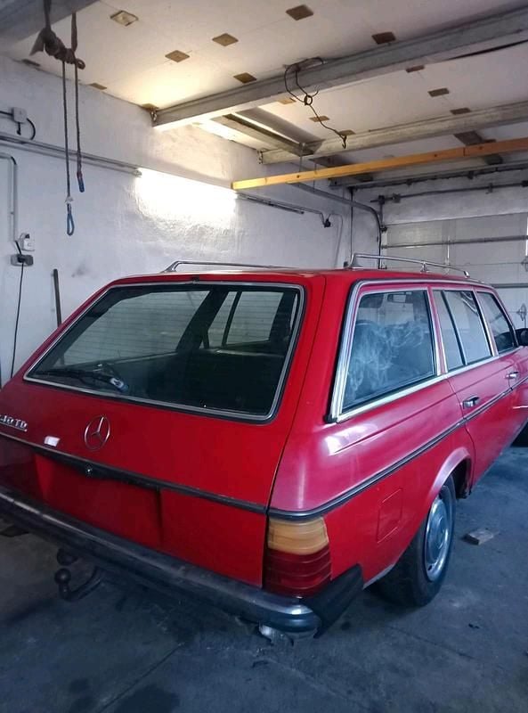 Gebraucht Mercedes 240 65 PS (47 kW) 1985 Rot Kombi