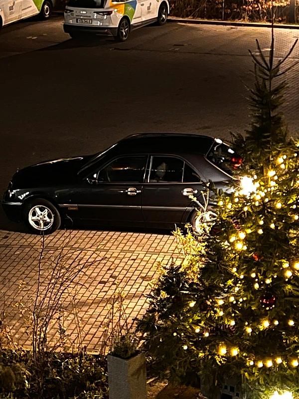 Blau Gebraucht 1999 Mercedes C240 Limousine | 10.000 € - Bild 1/4