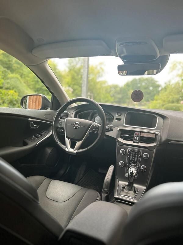 Schwarz Gebraucht 2019 Volvo V40 Kombi | 17.000 € (Fairer Preis) - Bild 1/4