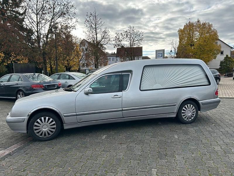 Second-hand Mercedes E270 170 CP (125 kW) 2002 Argintiu Break