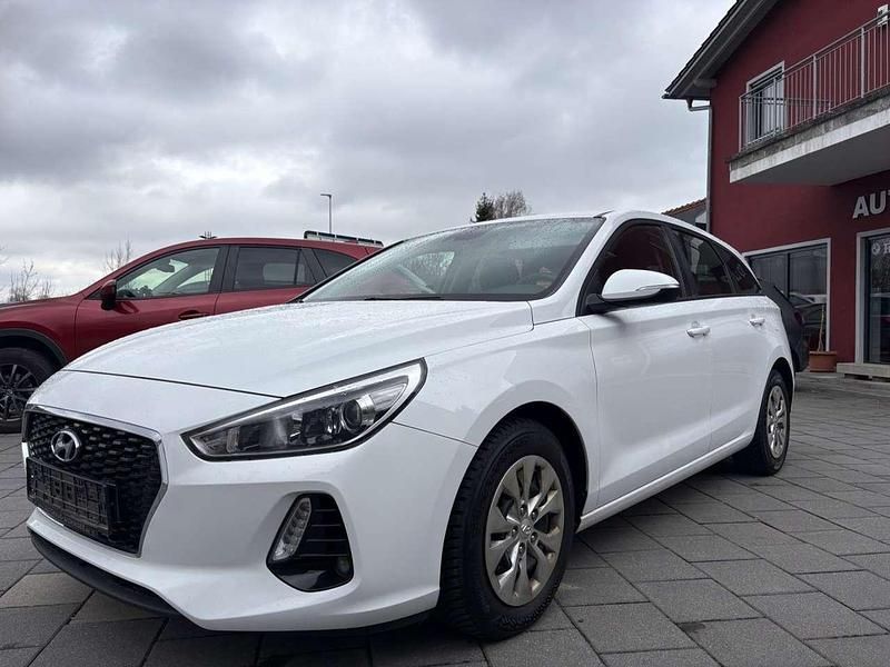 Gebraucht Hyundai i30 Select 110 PS (80 kW) 2017 Polar white / sol Kombi