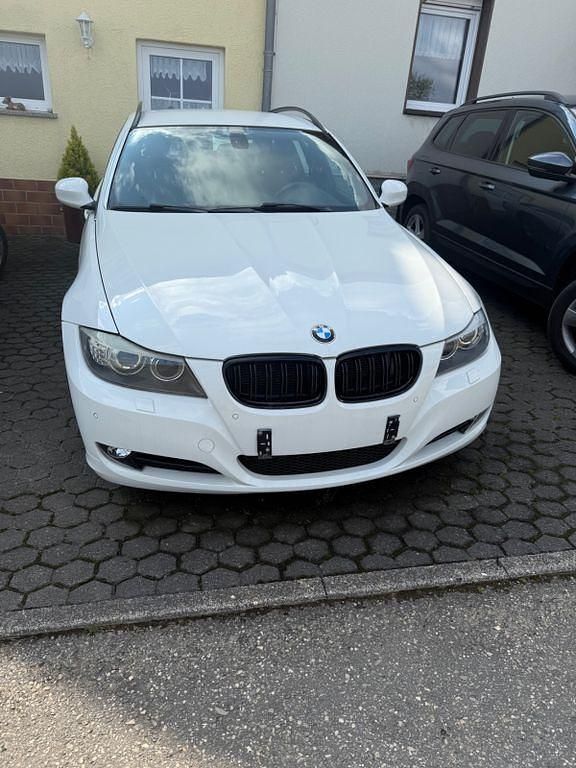 Weiß Gebraucht 2009 BMW 330 Kombi | 7.000 € (Guter Preis) - Bild 1/4