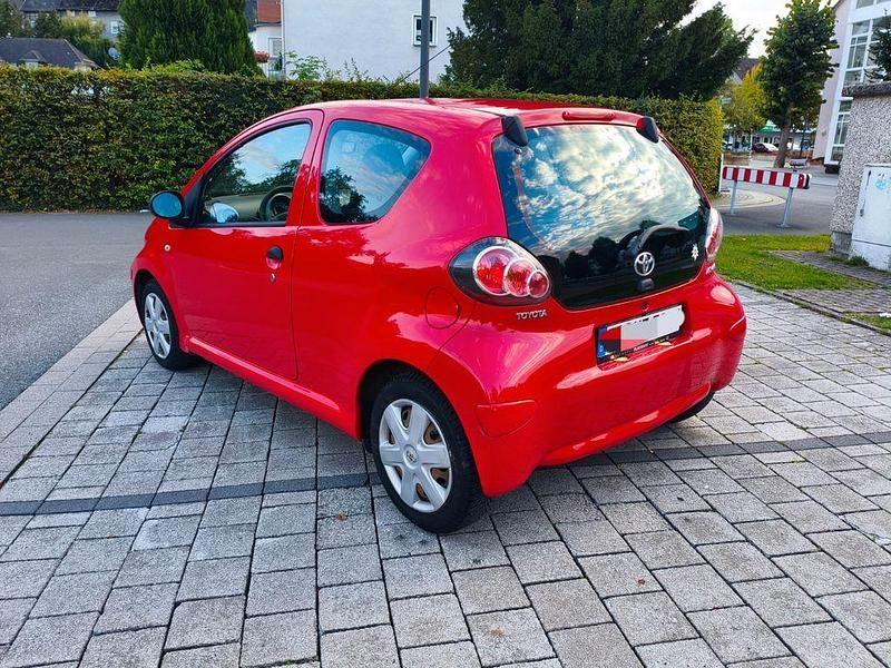 Rot Gebraucht 2009 Toyota Aygo Kleinwagen | 1.999 € (Etwas zu teuer) - Bild 1/4