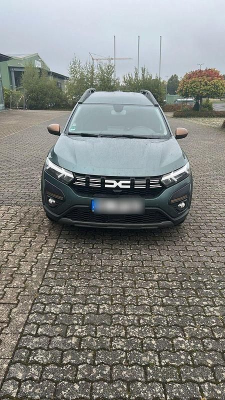 Grün Gebraucht 2023 Dacia Jogger Extreme Kombi | 15.750 € (Guter Preis) - Bild 1/4