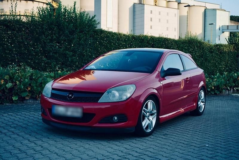 Rot Gebraucht 2005 Opel Astra GTC Coupé | 2.400 € (Fairer Preis) - Bild 1/4