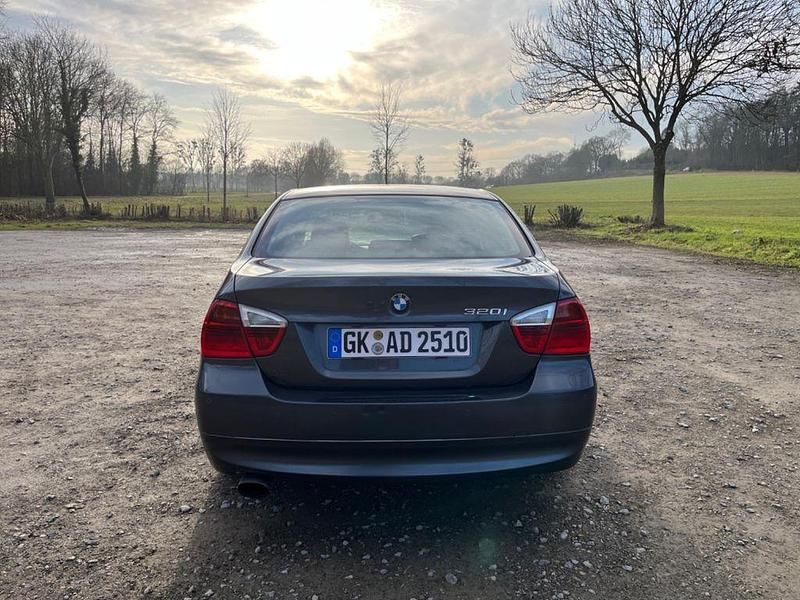 Gebraucht BMW 320 170 PS (125 kW) 2007 Grau Limousine
