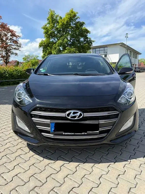 Gebraucht Hyundai i30 Select 99 PS (72 kW) 2017 Schwarz Limousine