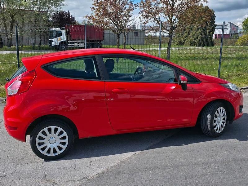 Używany Ford Fiesta Trend 75 KM (55 kW) 2014 Czerwony Hatchback