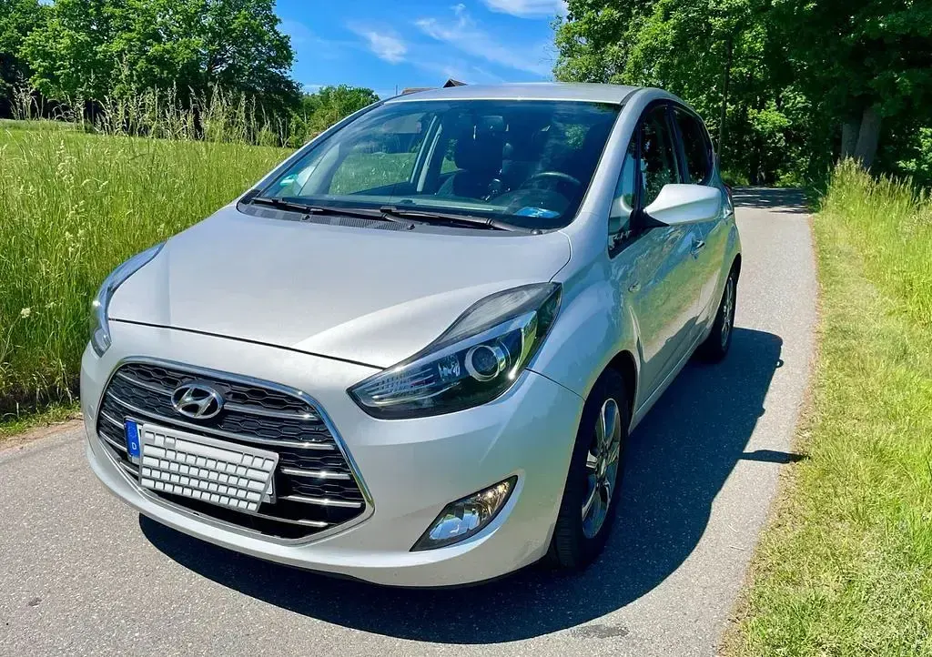 Gebraucht Hyundai ix20 125 PS (91 kW) 2017 Silber Kleinwagen