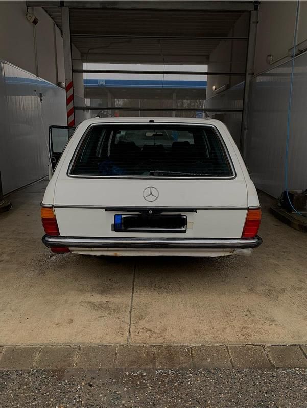 Weiß Gebraucht 1993 Mercedes E230 Limousine | 5.500 € - Bild 1/4