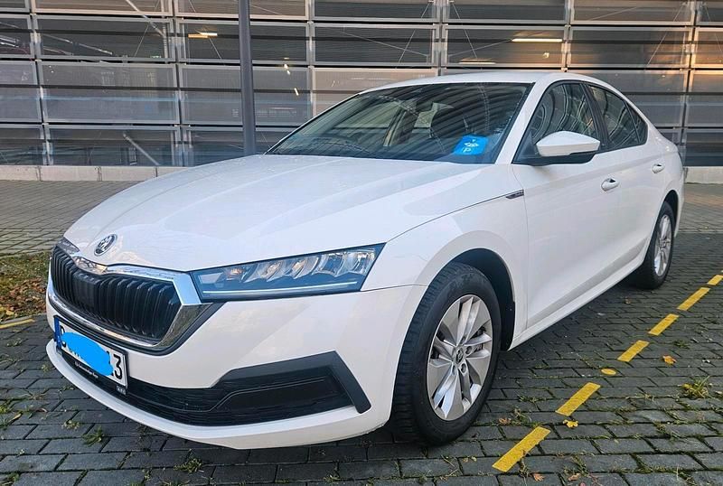 Weiß Gebraucht 2023 Skoda Octavia Limousine | 16.490 € (Superpreis) - Bild 1/4