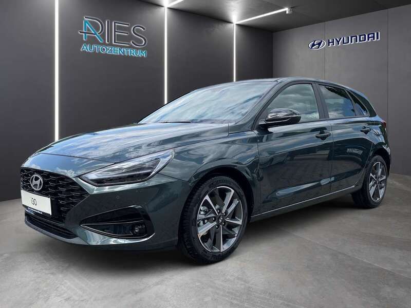Cypress green Neu 2025 Hyundai i30 Advantage Limousine | 24.920 € (Fairer Preis) - Bild 1/4