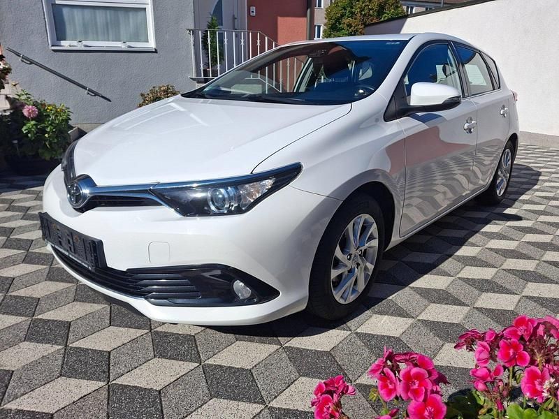 Weiß Gebraucht 2016 Toyota Auris Kombi | 10.900 € (Fairer Preis) - Bild 1/4